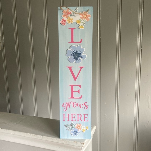 NWT Beautiful Blue & Pink Wooden- L🌸VE Grows Here- Vertical Floral Decor Sign - Picture 5 of 16